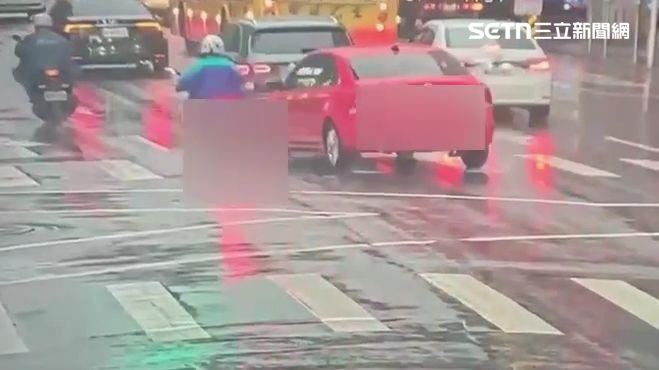 北市曾姓男大生開車突然往左切,害張姓男騎士摔倒在地。(圖/翻攝畫面)