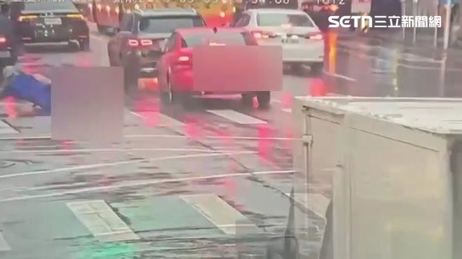 北市曾姓男大生開車突然往左切,害張姓男騎士摔倒在地。(圖/翻攝畫面)