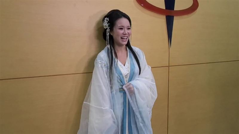 「寶7」穿古裝現身登記參選。(圖/翻攝畫面)