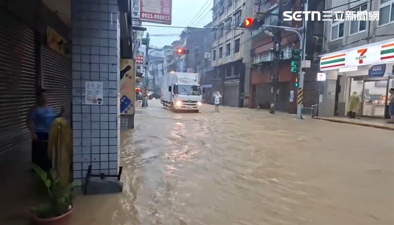 基隆地區下起暴雨,出現多處淹水災情,中山區西定路大淹水、水深及膝,甚至淹入民宅。(圖/翻攝畫面)