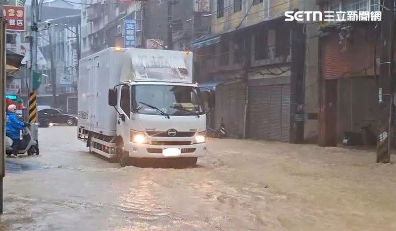 基隆地區下起暴雨,出現多處淹水災情,中山區西定路大淹水、水深及膝,甚至淹入民宅。(圖/翻攝畫面)