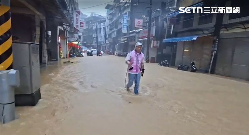 基隆地區下起暴雨,出現多處淹水災情,中山區西定路大淹水、水深及膝,甚至淹入民宅。(圖/翻攝畫面)