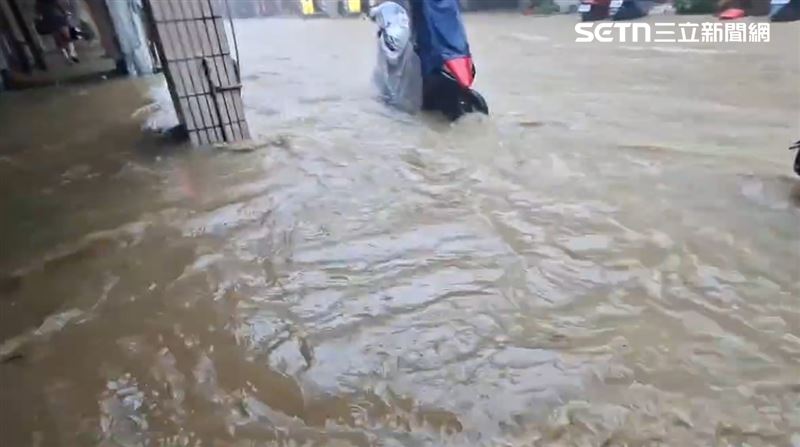 基隆地區下起暴雨,出現多處淹水災情,中山區西定路大淹水、水深及膝,甚至淹入民宅。(圖/翻攝畫面)