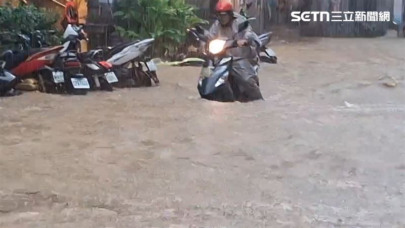 雨彈炸基隆！大武崙溪快溢堤、現場畫面曝