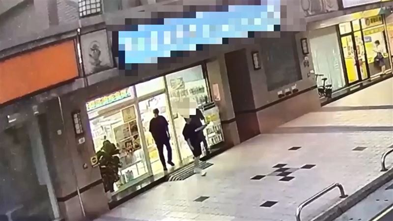 警方前往藥局搜索。(圖/翻攝畫面)