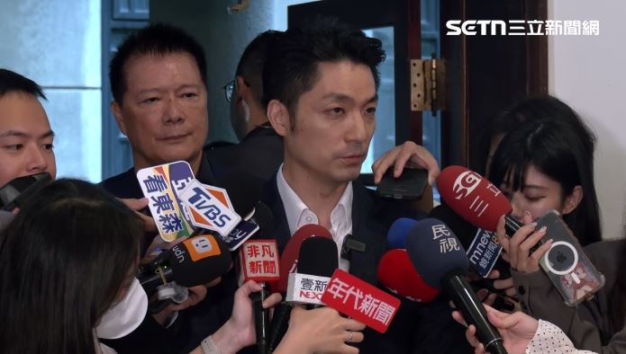 被質疑特權載物資給兒子,蔣萬安回應,當時寒流來又下著大雨,「我相信,身為父母如果可以,都會即刻、趕快增添相關的衣物送上去」(圖/翻攝畫面)