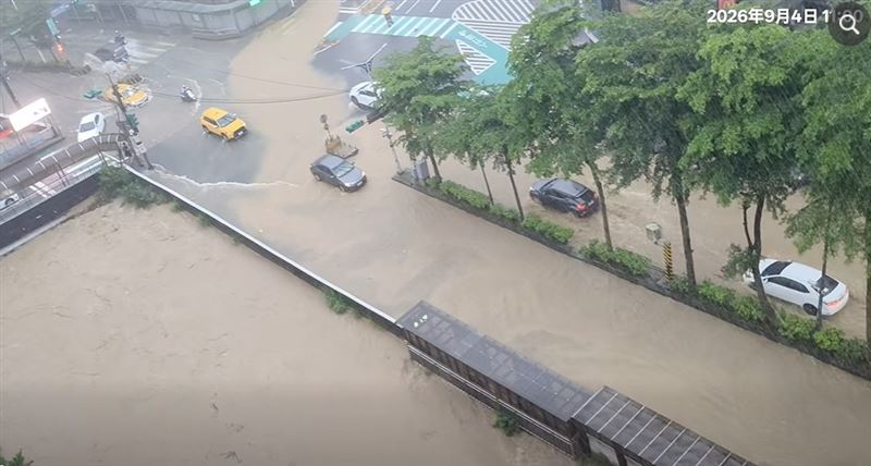 基隆大武崙溪已經接近滿水位、快要溢堤,空拍畫面曝光。(圖/翻攝基隆人日常)