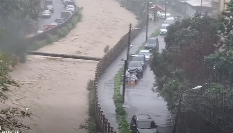 基隆大武崙溪已經接近滿水位、快要溢堤,空拍畫面曝光。(圖/翻攝基隆人日常)