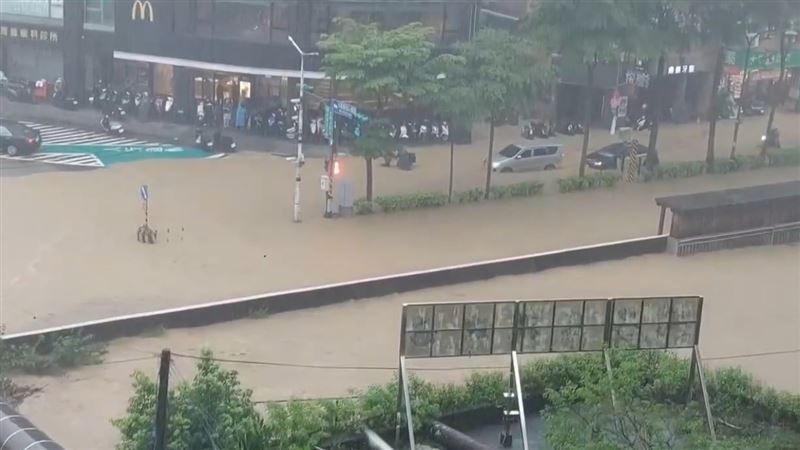 基隆大武崙溪已經接近滿水位、快要溢堤,空拍畫面曝光。(圖/翻攝基隆人日常)