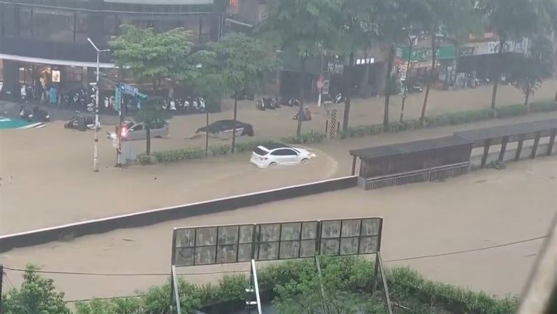 基隆大武崙溪已經接近滿水位、快要溢堤,空拍畫面曝光。(圖/翻攝基隆人日常)