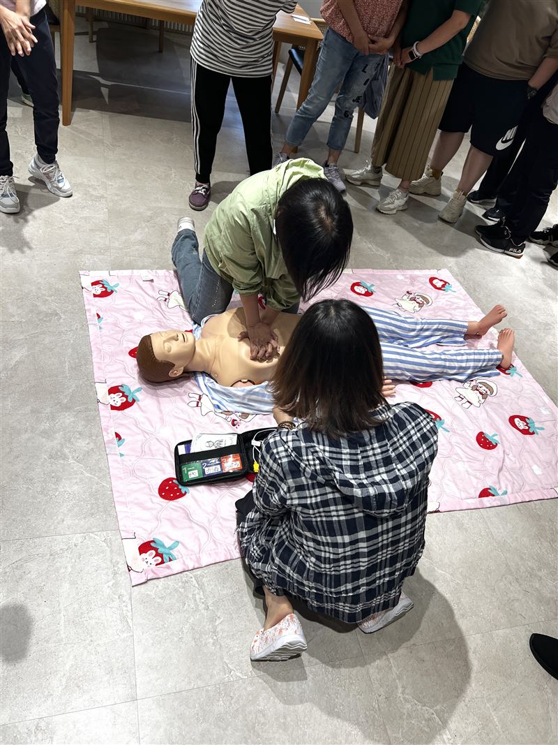 天啊!千鈞一髮!三重輪椅婆婆突然臉黑昏迷,長照機構第一時間CPR急救命成功。(圖/《里好綜合式長照機構》提供)