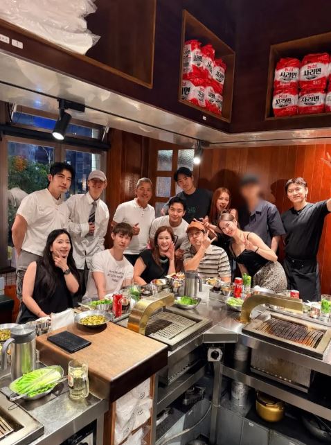 王子(後排右二)出席聚會,疑請友人把自己臉部進行馬賽克處理。(圖/翻攝自IG @godloveic)