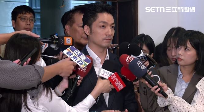 台北市長蔣萬安近期陷入誠信爭議,其自述小學三年級時被老師告知「爺爺」蔣經國過世的故事,遭網友與歷史名師呂捷揪出多項時空破綻。(圖/翻攝畫面)