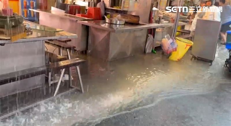 基隆廟口淹水。(圖/翻攝畫面)
