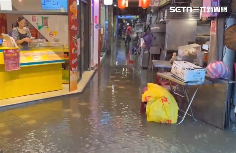 基隆廟口淹水。(圖/翻攝畫面)