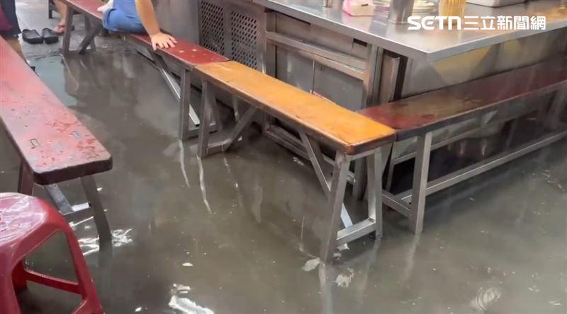 基隆廟口淹水。(圖/翻攝畫面)