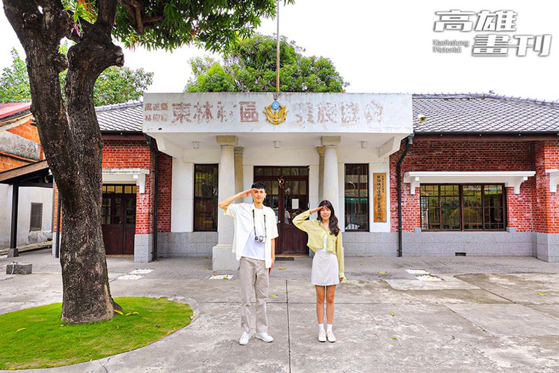 站在派出所辦公廳前,模仿敬禮姿勢拍照,童心大發地留下一張趣味十足的紀念照。(圖/Carter攝影)