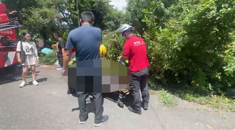 警消將受困老翁救出後送醫。(圖/翻攝畫面)