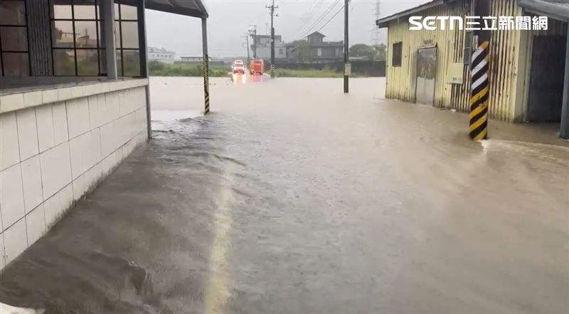 台灣北部豪雨狂瀉！新北金山溪水暴漲淹水