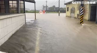 台灣北部豪雨狂瀉！新北金山溪水暴漲淹水