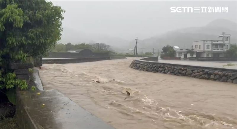 新北市金山區因大雨發生多處淹水,三界壇路一帶、溪水暴漲造成淹水。(圖/翻攝畫面)