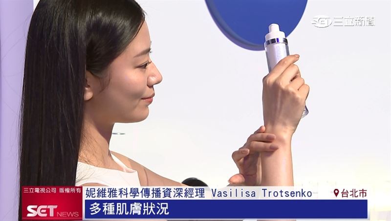 楊謹華凍齡祕訣「妮維雅安溯齡™肌活精華」找出肌齡關鍵。(圖/截自影片)