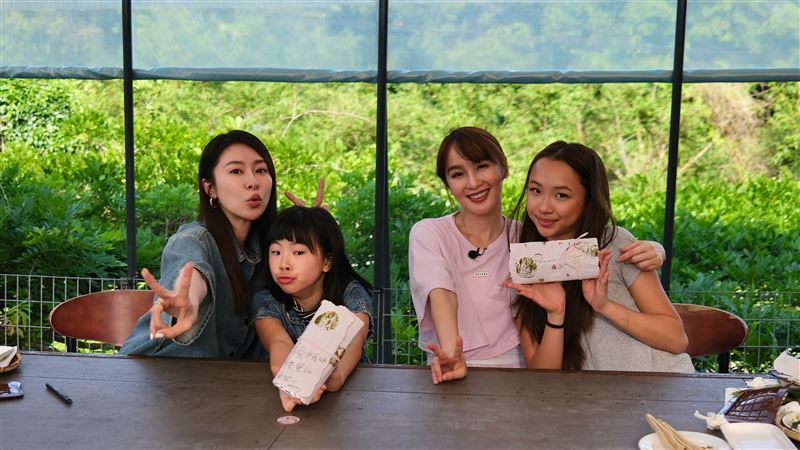 張棋惠和女兒阿寶(左起)、蔡逸帆和女兒Jasmine出遊。(圖/台視提供)