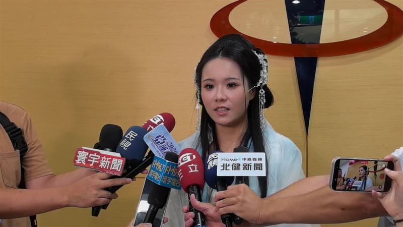 寶7今天中午正式完成登記參選,她表示,佀廣洋自稱大禹後代,而我是堯帝的女兒,所以我穿越來了。(圖/翻攝畫面)