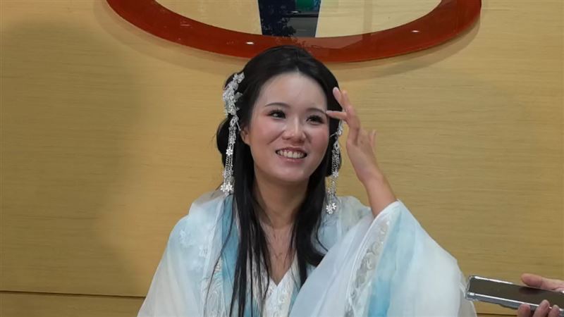 寶7今天中午正式完成登記參選,她表示,佀廣洋自稱大禹後代,而我是堯帝的女兒,所以我穿越來了。(圖/翻攝畫面)