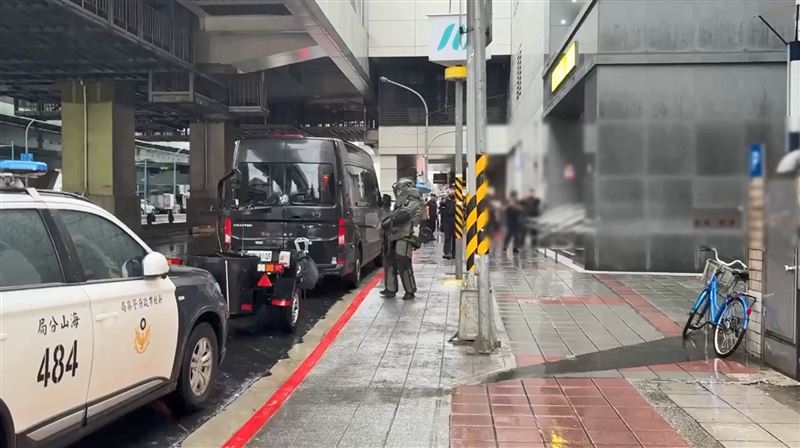 防爆小組將疑似爆裂物移走。(圖/翻攝畫面)