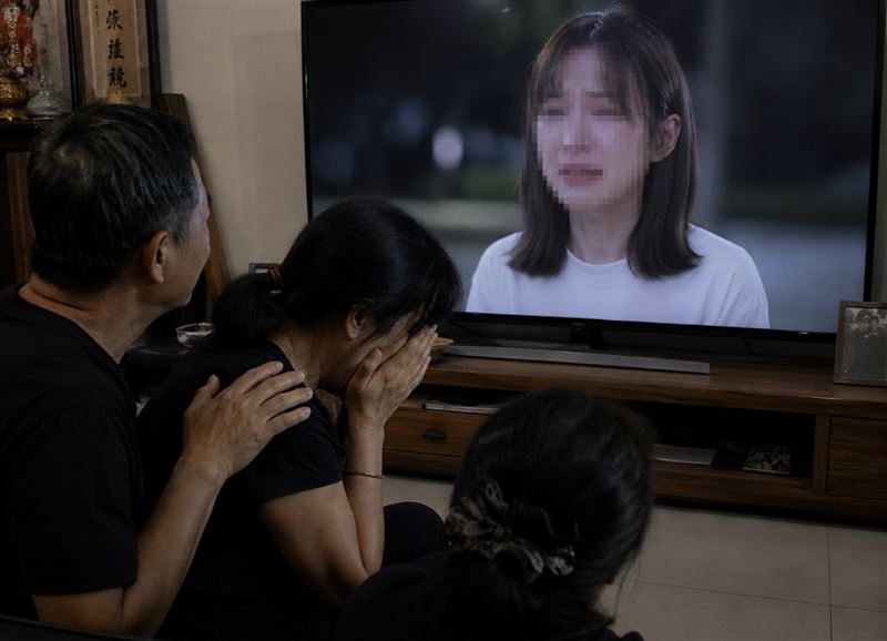 家屬見加害者姊姊仍活躍於螢光幕,悲痛向電視台請願討公道。(示意圖/AI生成)