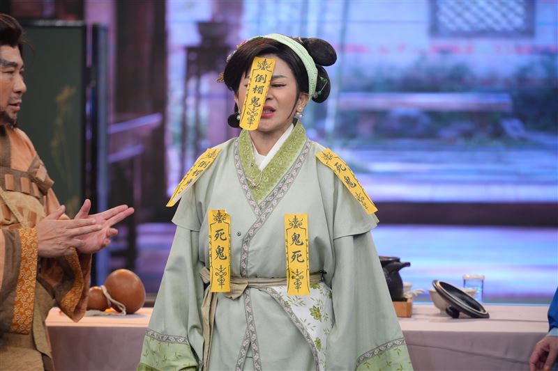 王彩樺(中)被黃鐙輝臉上貼符咒,激動求放過她35萬的鼻子。(圖/華視提供)