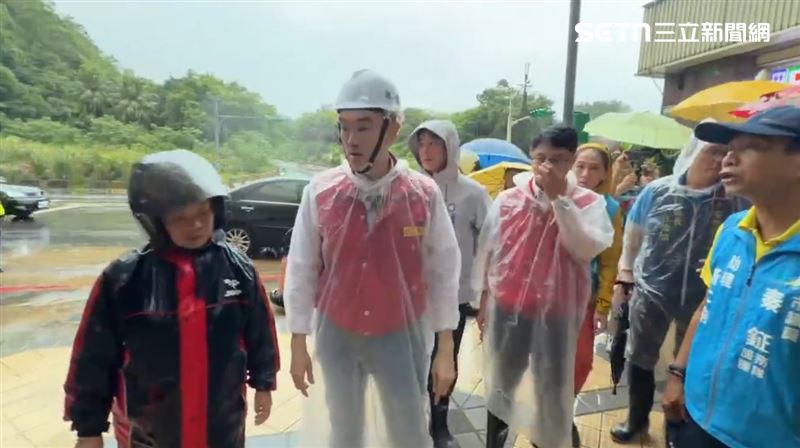 基隆地區出現多處淹水災情,市長謝國樑緊急前往勘災。(圖/翻攝畫面)