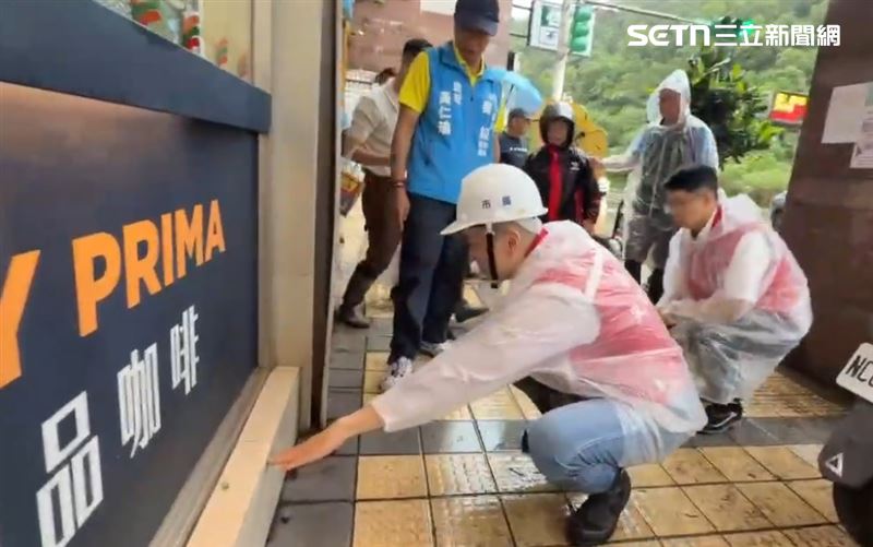 基隆地區出現多處淹水災情,市長謝國樑緊急前往勘災。(圖/翻攝畫面)
