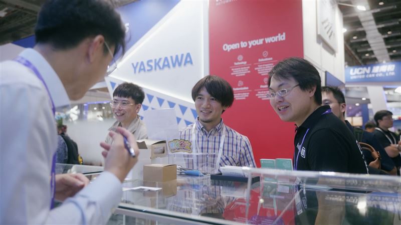NextGO EPI執行長周大順（右）與合作夥伴日本氧化鎵半導體新創FOX公司行銷長北原正典（中），在此次半導體展中拜訪陽明交大前瞻半導體研究所、成大智慧半導體及永續製造學院，交流合作機會。（圖／NextGO EPI提供）