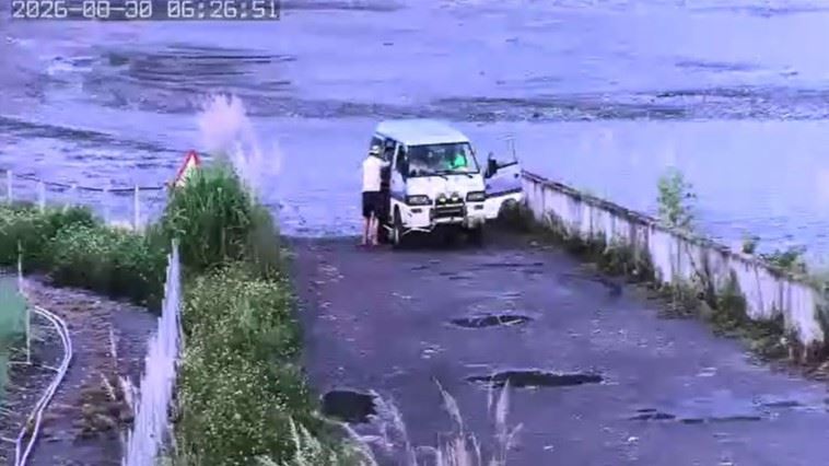 泛舟民眾開車由新武界橋沿部落農路進入轄管堤岸水防道路,停車後再徒步進入河道。(圖/翻攝畫面)
