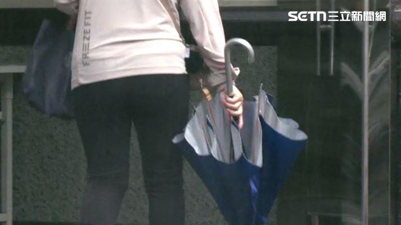 要是自己的傘跟拿走的傘「材質或外觀明顯不一樣」,法律上就會被認定是故意偷竊