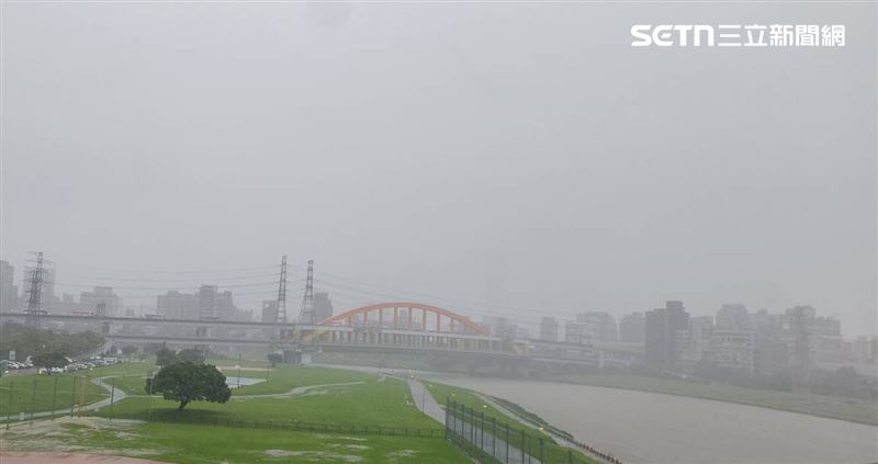 受持續降雨影響,基隆河南湖大橋水位達三級警戒,北市14時起陸續關閉多處疏散門,傍晚雨勢恐增,籲內湖、汐止民眾提早改道。圖為從麥帥二橋拍攝畫面。(圖/記者許雅惠攝影)