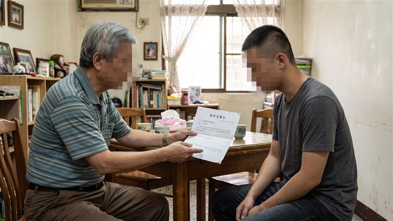 教育召集令寄到家中,由父親代收,並於當天轉告兒子,他向後備指揮部申請免除召集,未經獲准,仍無正當理由故意逾期不到,被依法送辦。(示意圖/AI製圖)