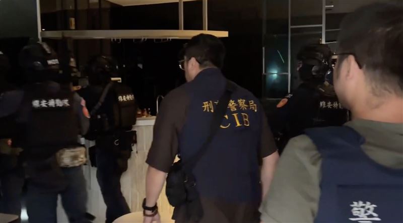 警方拘提案件首腦辜男、幹部曾男、余男及2名少年等成員,共逮捕16人到案。(圖/翻攝畫面)