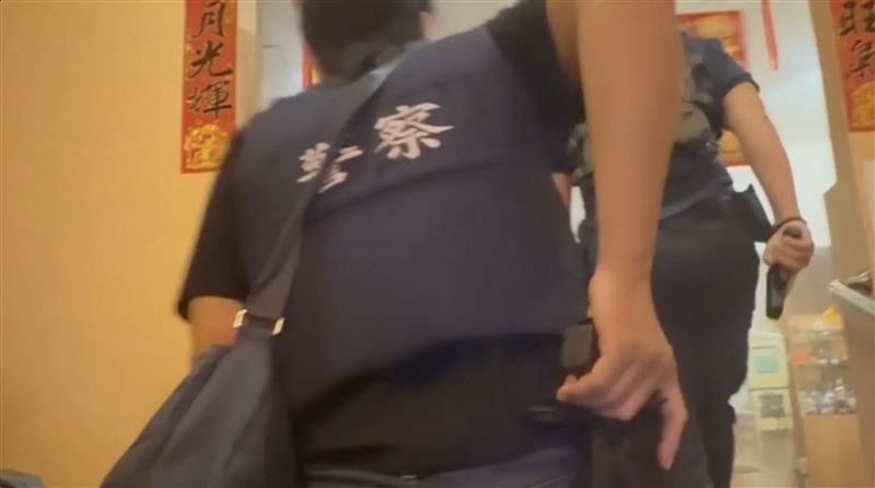 警方專案小組前往黑幫堂口掃蕩。(圖/翻攝畫面)