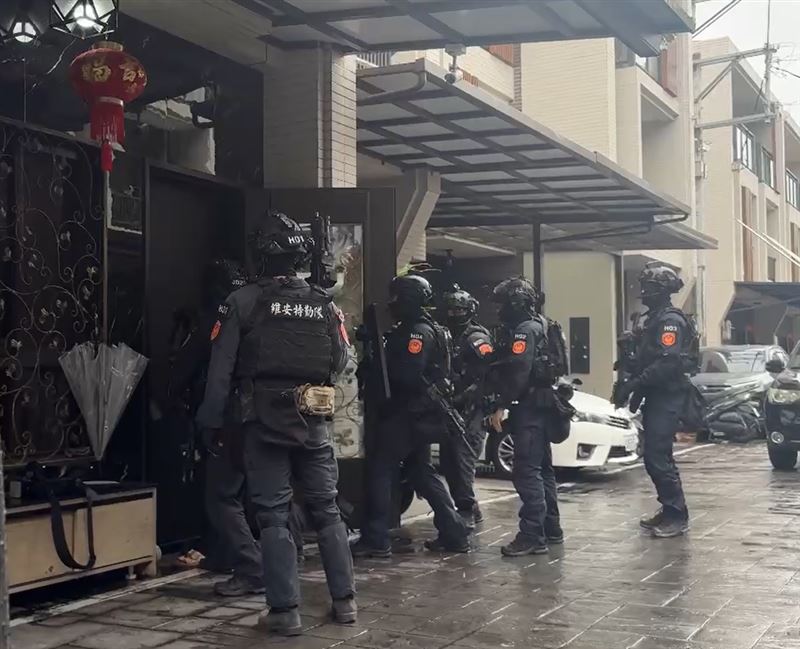 專案小組前往黑幫堂口掃蕩,將主嫌辜男緝獲到案。(圖/翻攝畫面)