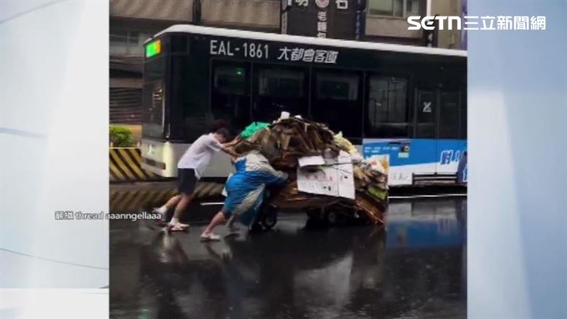 4名萬華國中學生放學途中看到一名老伯伯推著沉重的回收車,二話不說冒雨上前幫忙。(圖/翻攝自Threads @aaanngcllaaa_)