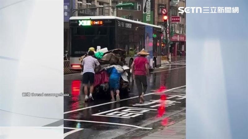 回收車上堆滿紙箱,吸飽雨水後又沉又重,其他同學看見也背著書包穿上雨衣趕緊上前幫忙。(圖/翻攝自Threads @aaanngcllaaa_)