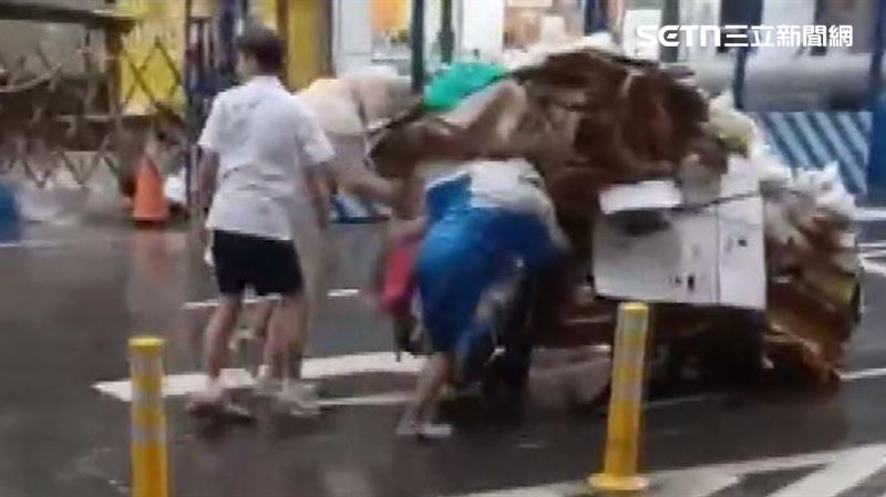 萬華國中4生雨中伸援　幫回收伯推車網讚