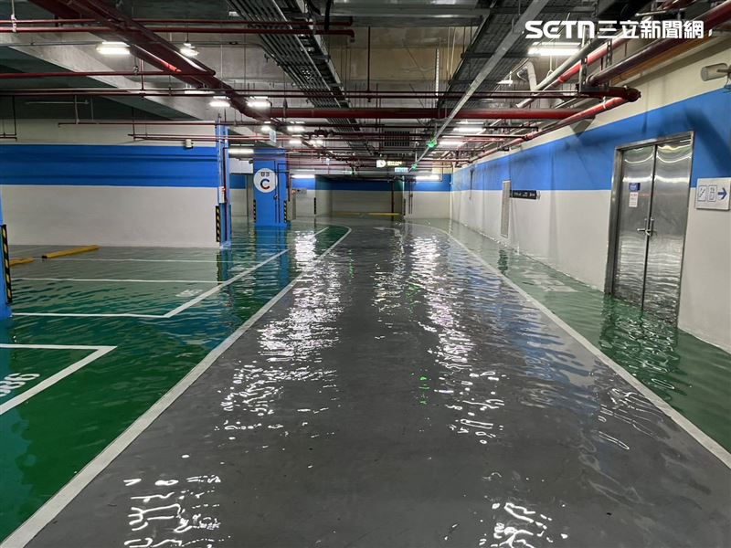 台北市南港火車站B3停車場淹水達5公分。(圖/翻攝畫面)