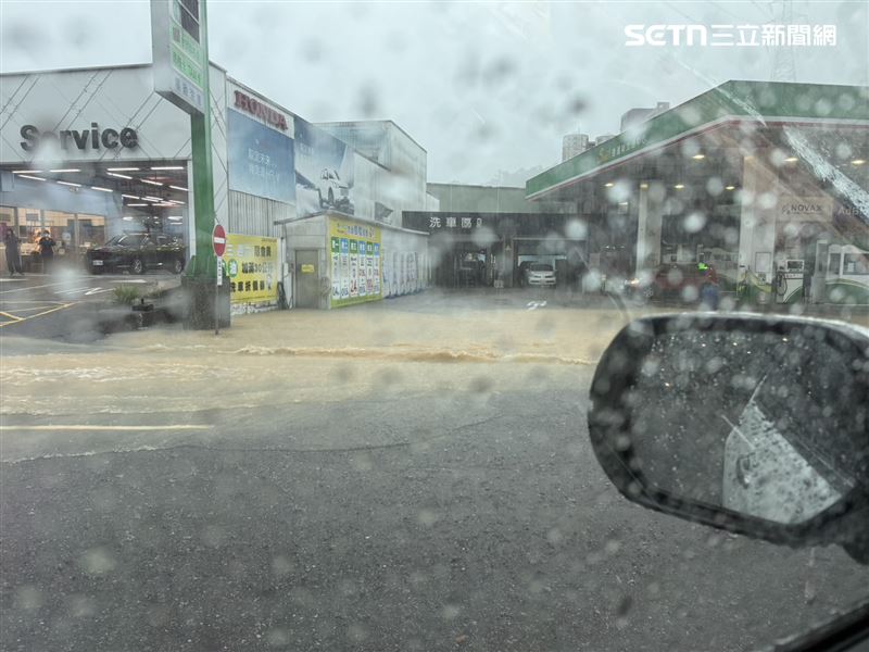 上午受到強降雨影響,萬里區台2線43.5公里一帶大量積水,混濁雨水覆蓋道路,水深一度達成人膝部附近,車輛無法正常通過。警方到場拉設封鎖線並進行交通管制,路旁一座民營加油站也遭水淹入,站區周邊陷入一片泥水。(圖/讀者提供)