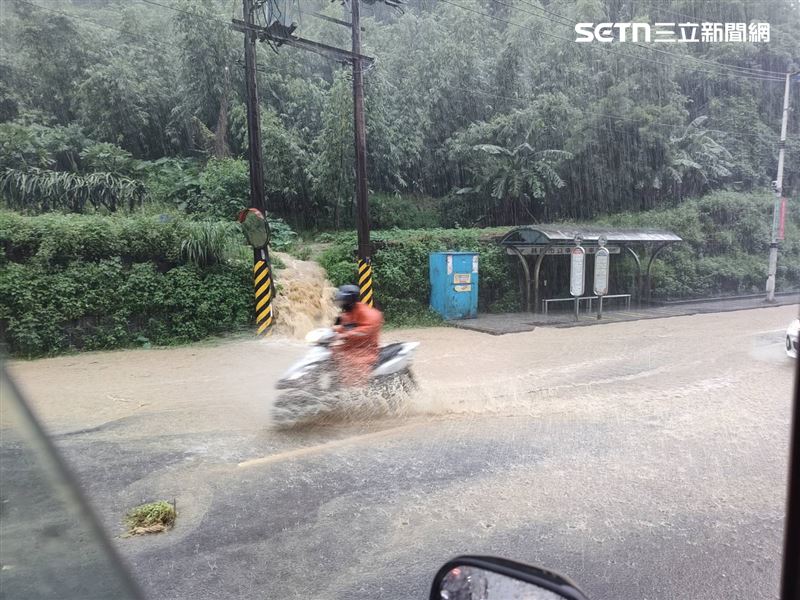 科羅旺颱風外圍環流與低壓帶今(4)日夾擊北台灣,新北北海岸上午出現劇烈降雨,萬里3小時累積雨量突破150毫米,金山、石門、瑞芳及平溪等地雨量也快速攀升。(圖/讀者提供)