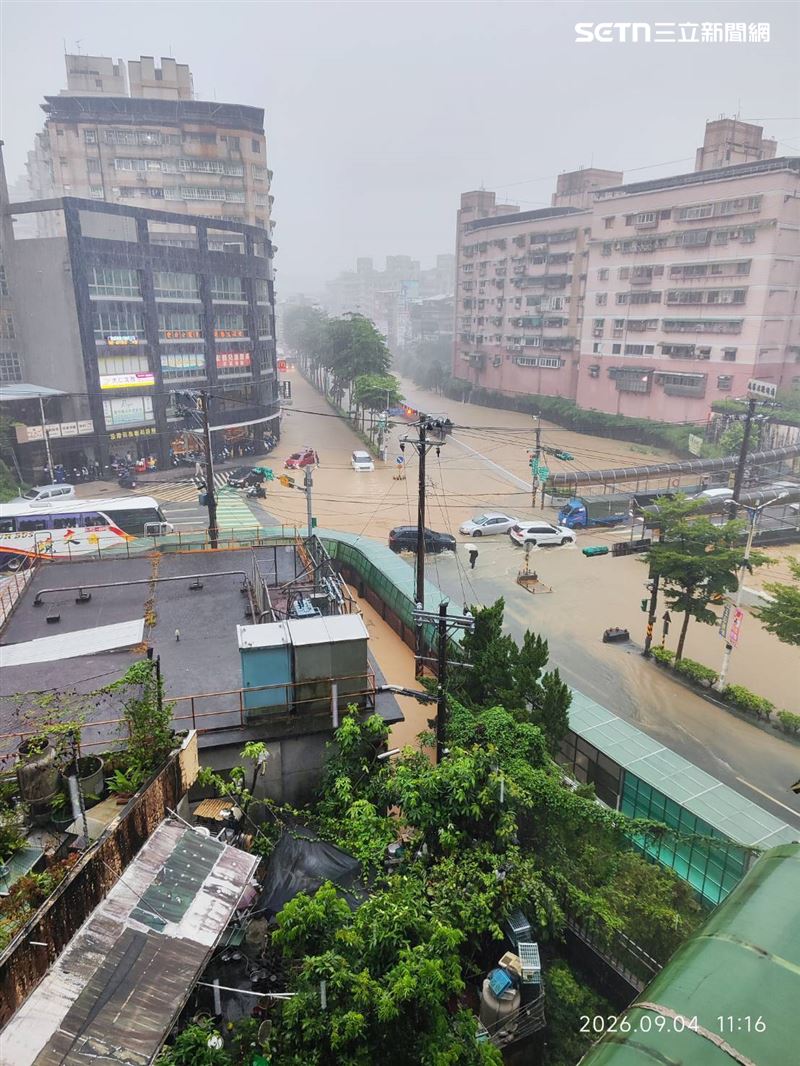 這樣的情況並非第一次發生,過去當地還沒有興建防波堤時,淹水情形比現在更嚴重;像今天這種程度的積淹水,在地居民許小姐印象中約兩、三年前也曾碰過一次。(圖/讀者提供)