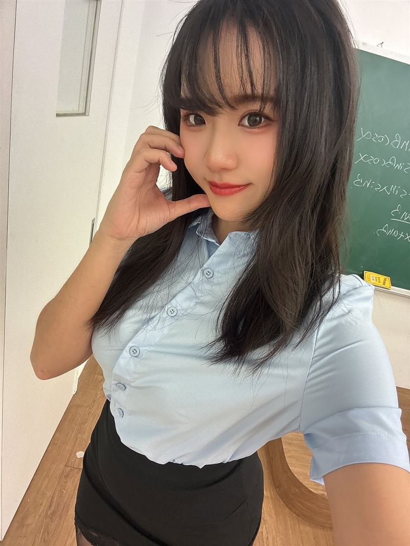 寶7報新聞不時吃螺絲,直稱「本色演出、自然發揮」。(圖/翻攝自IG @_bao.7)